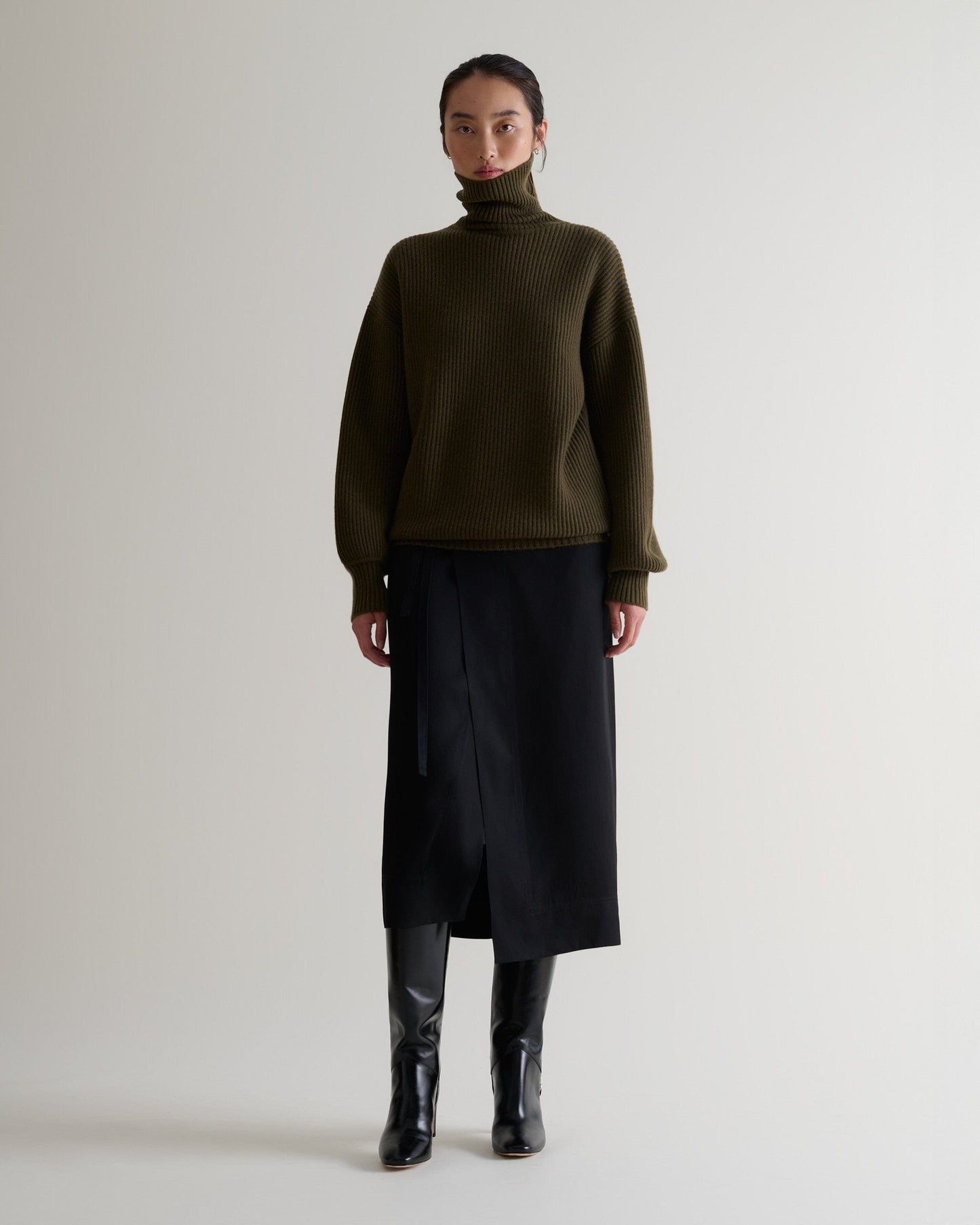 Women's Cashmere Merino Ottoman Ribbed Roll Neck Jumper - Military Green