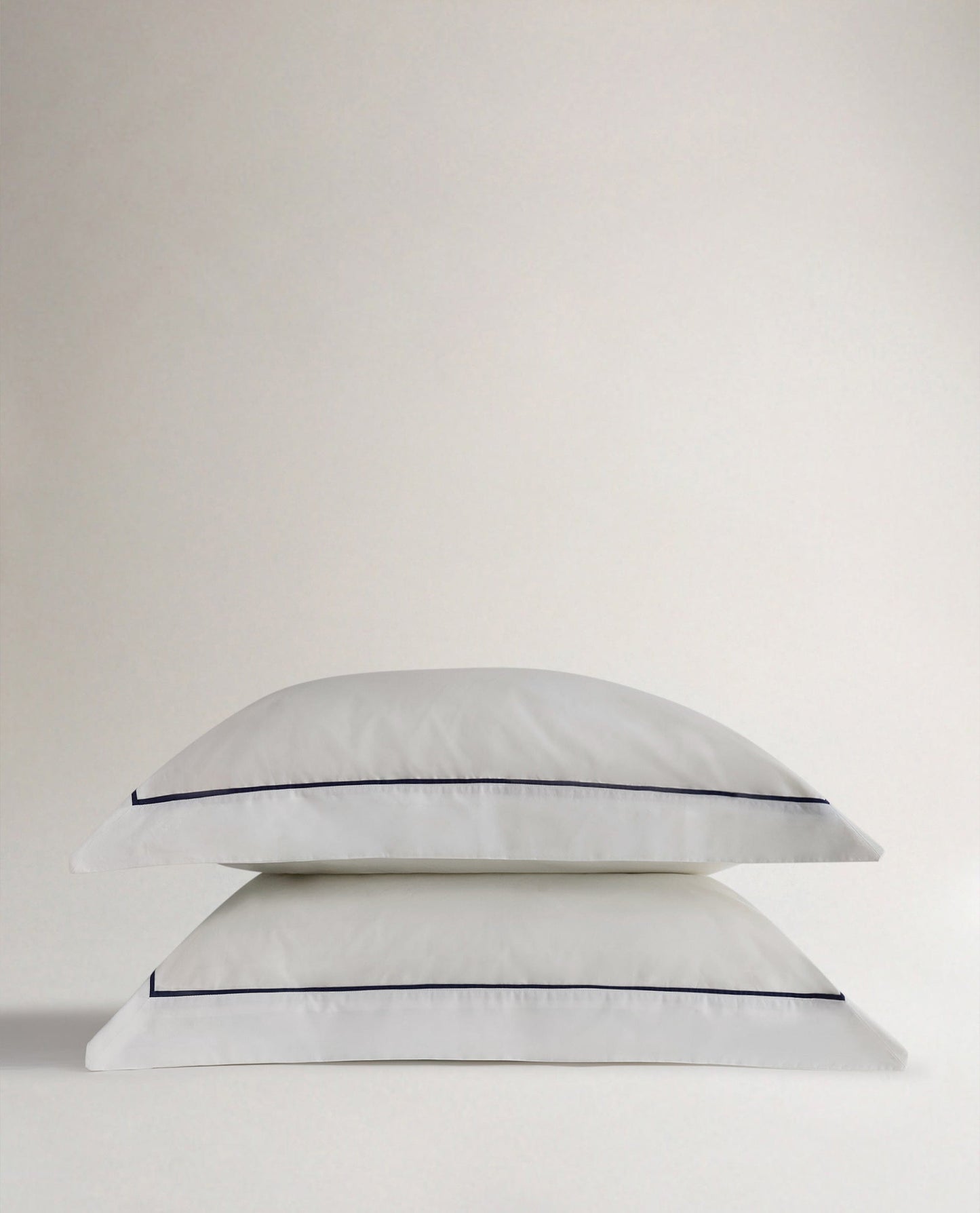 The Crisp & Cool Organic Luxury Oxford Pillowcase Set - White Navy Piping