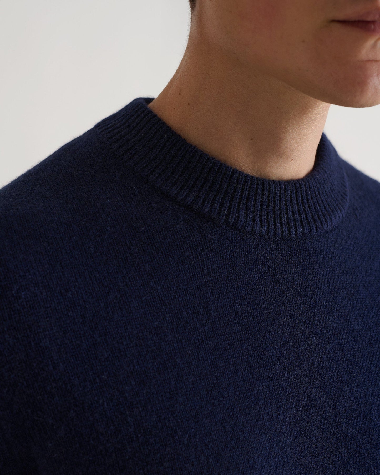 Men's Finest Cashmere Mid-Weight Crew Neck Jumper - Navy