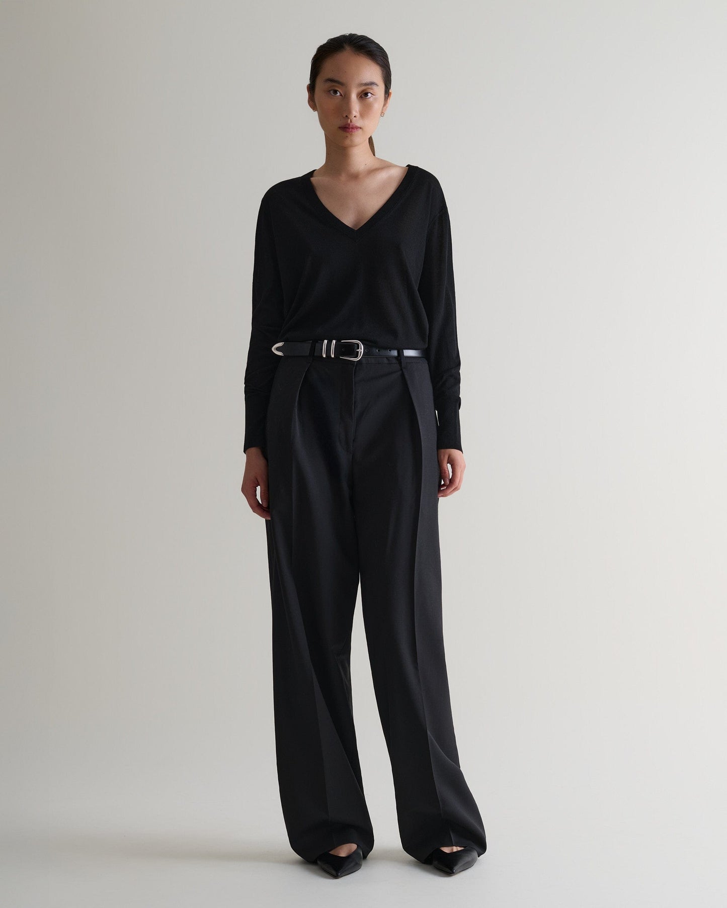 Women's Superfine Merino V Neck Jumper - Black