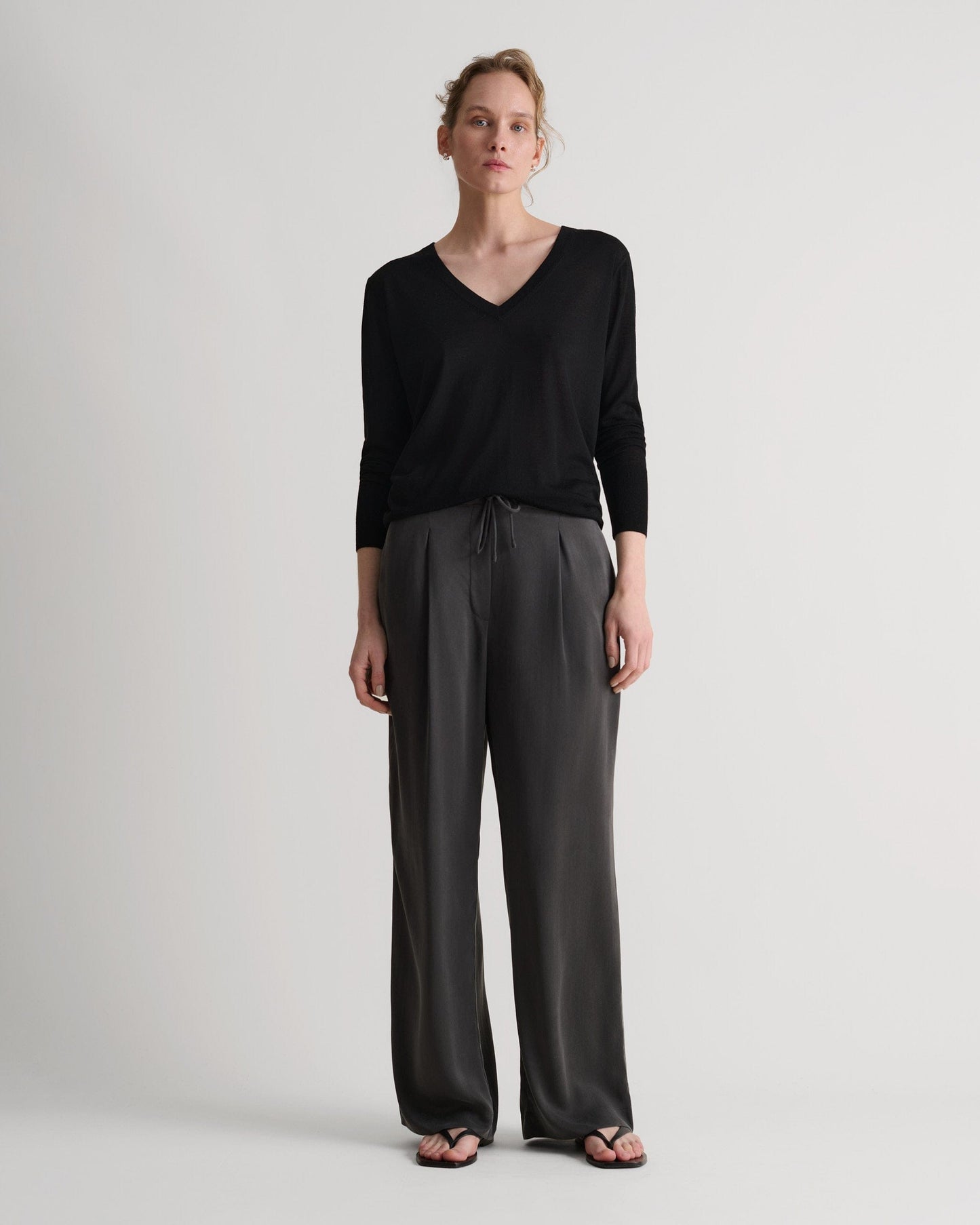 Women's Superfine Merino V Neck Jumper - Black