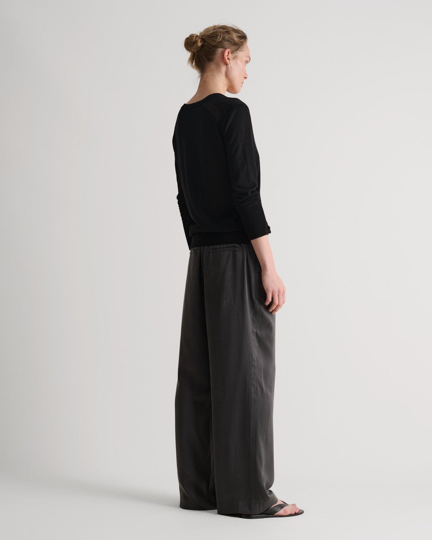 Women's Superfine Merino V Neck Jumper - Black