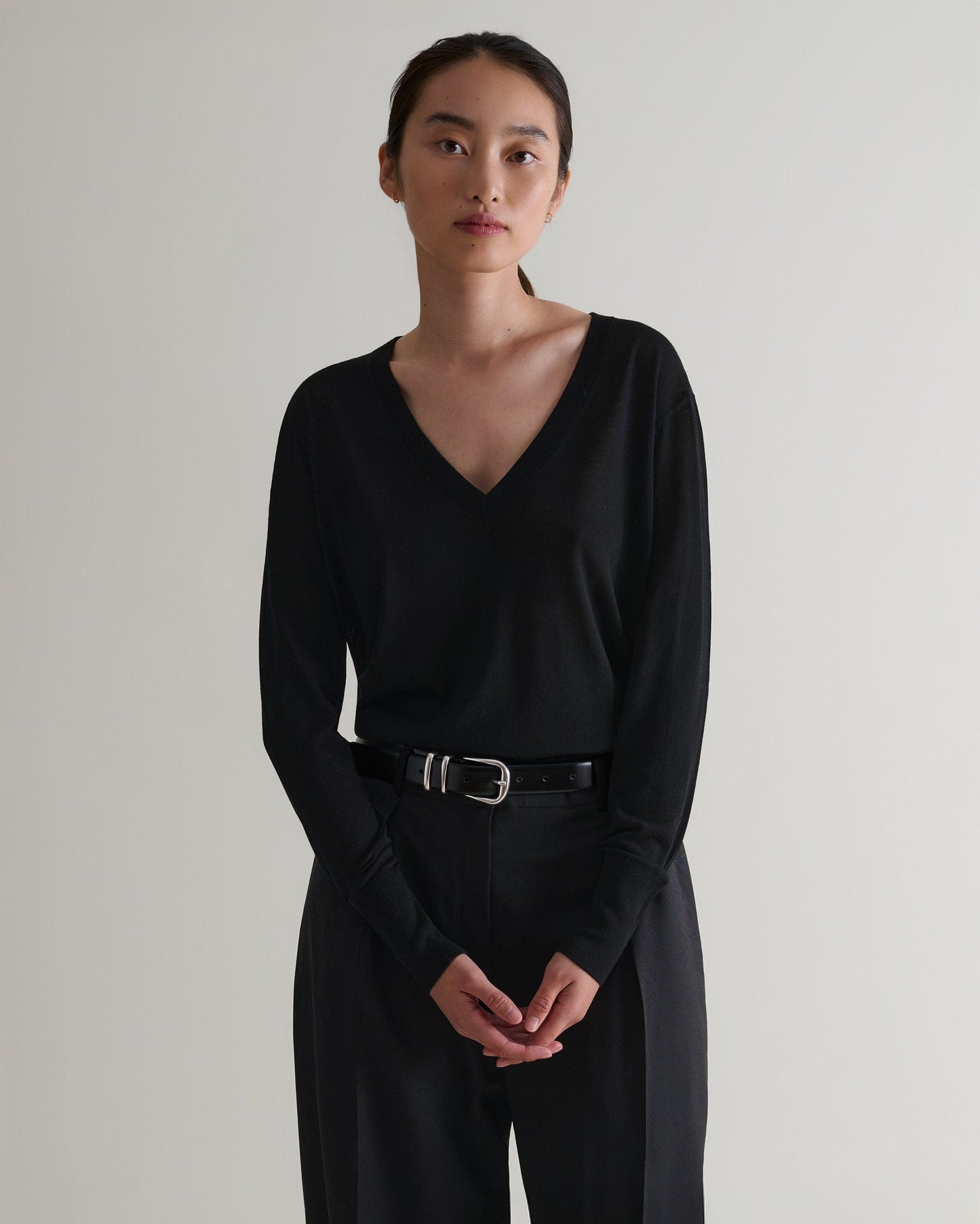 Women's Superfine Merino V Neck Jumper - Black