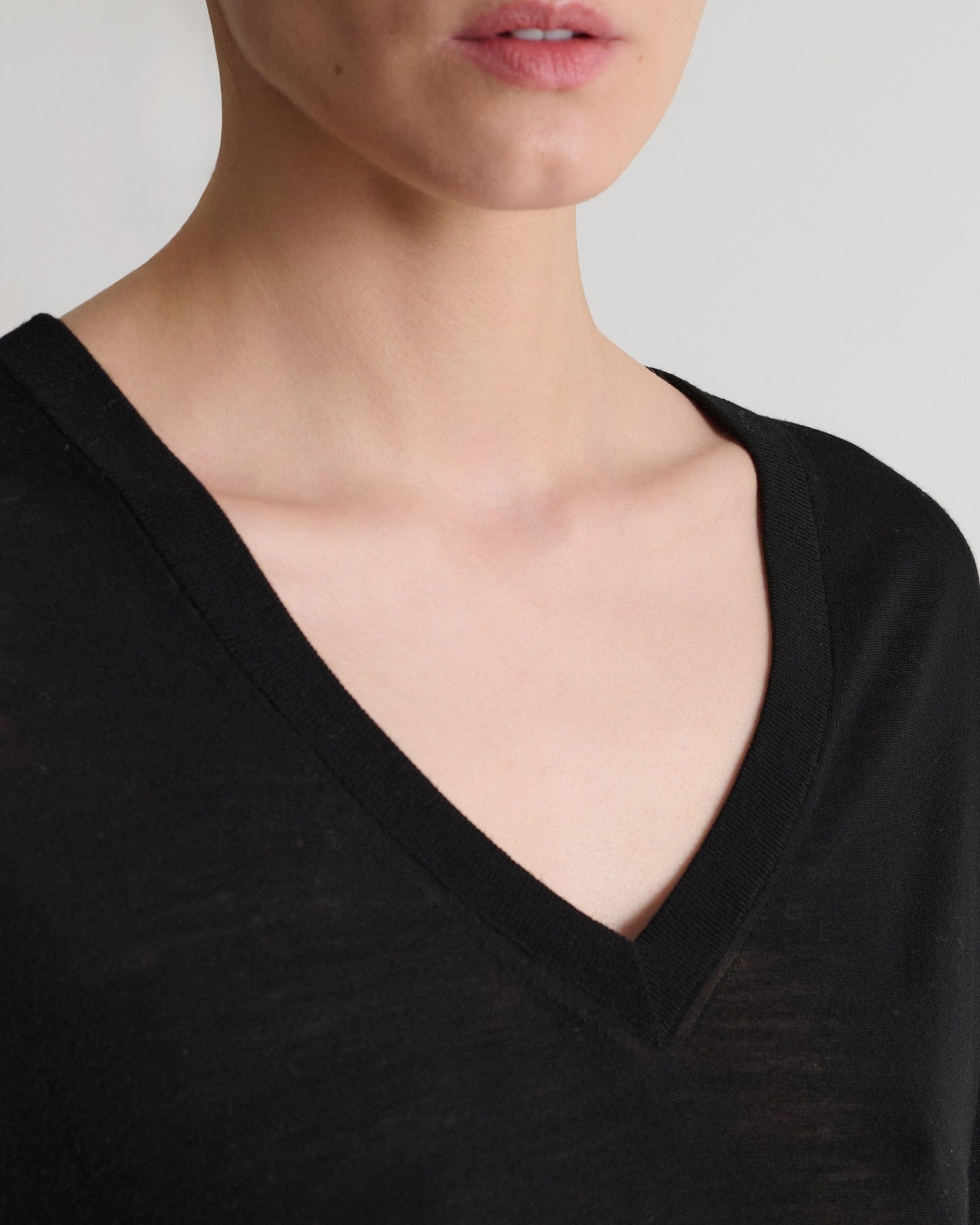 Women's Superfine Merino V Neck Jumper - Black