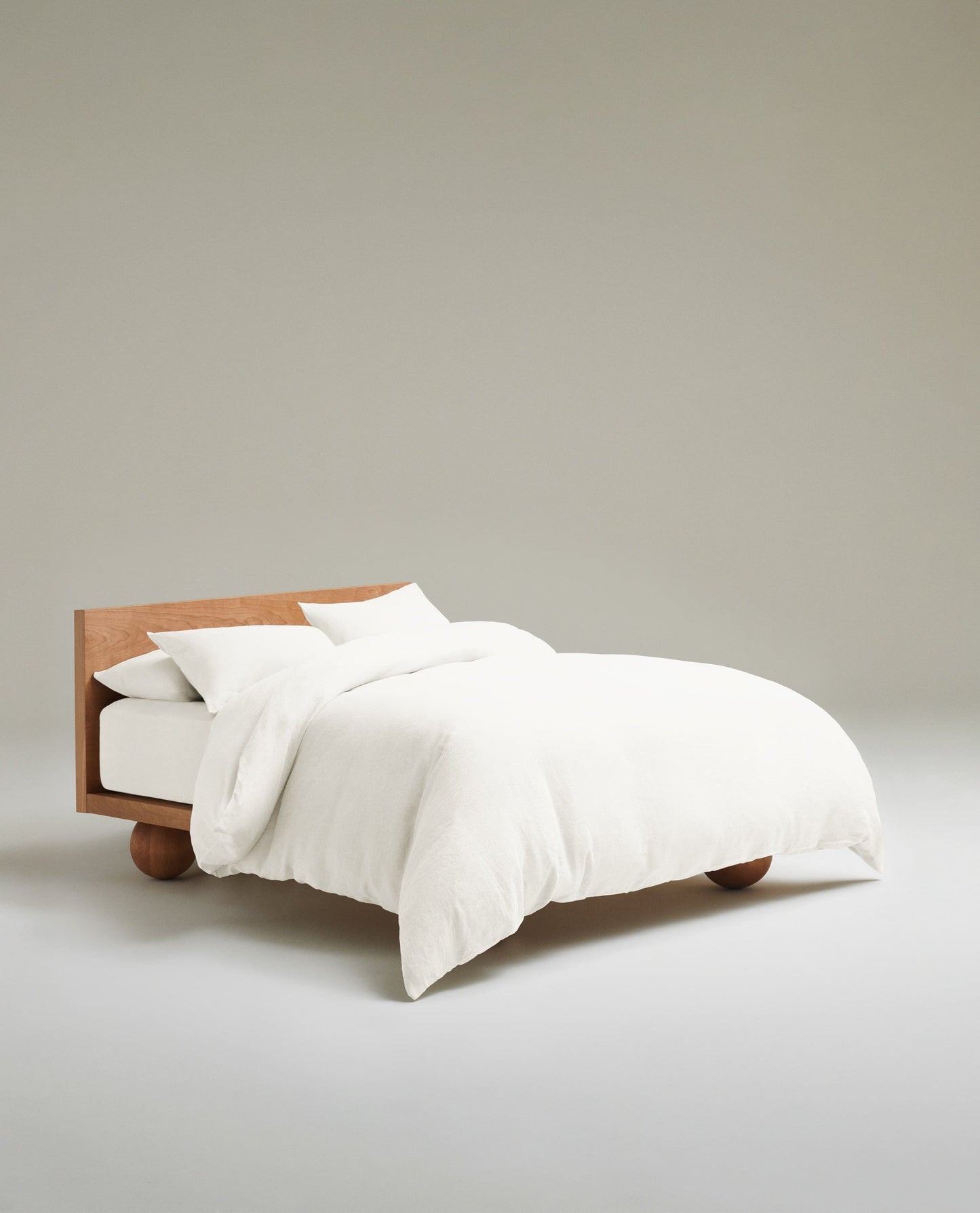 image 2 of 5 showing bed with Rise & Fall's Relaxed & Refined linen duvet set, fabric: European flax, colour: white