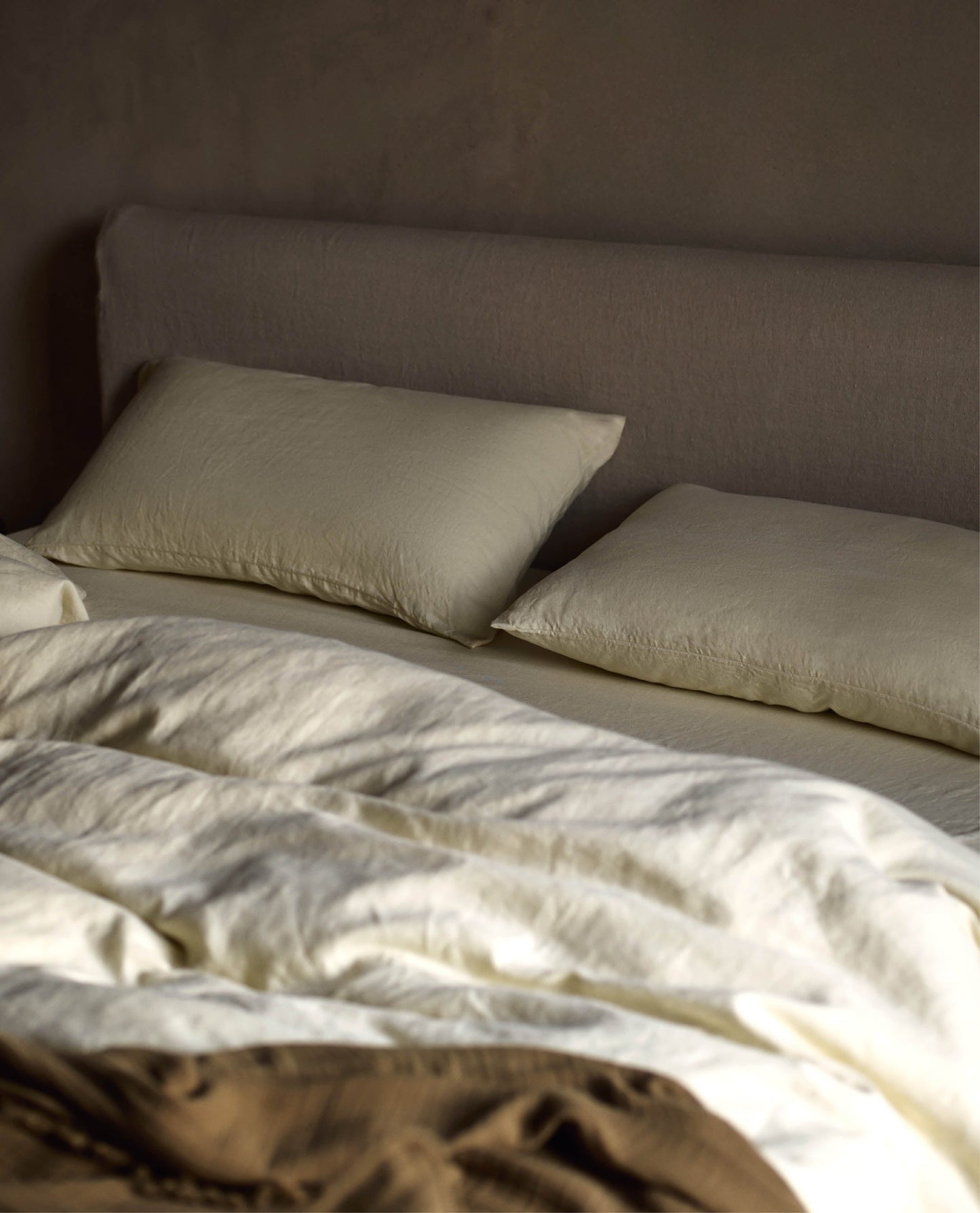 Image 4 of 6 showing Rise & Fall's House of Grey European Flax™ linen fitted sheet in celery.