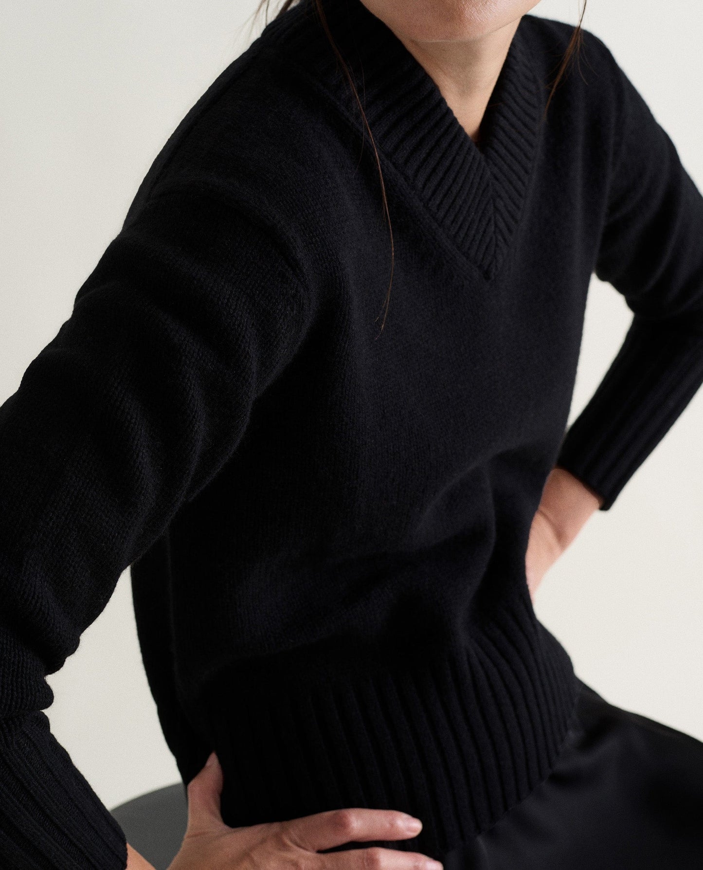 Women's Cashmere Merino V Neck Jumper - Black
