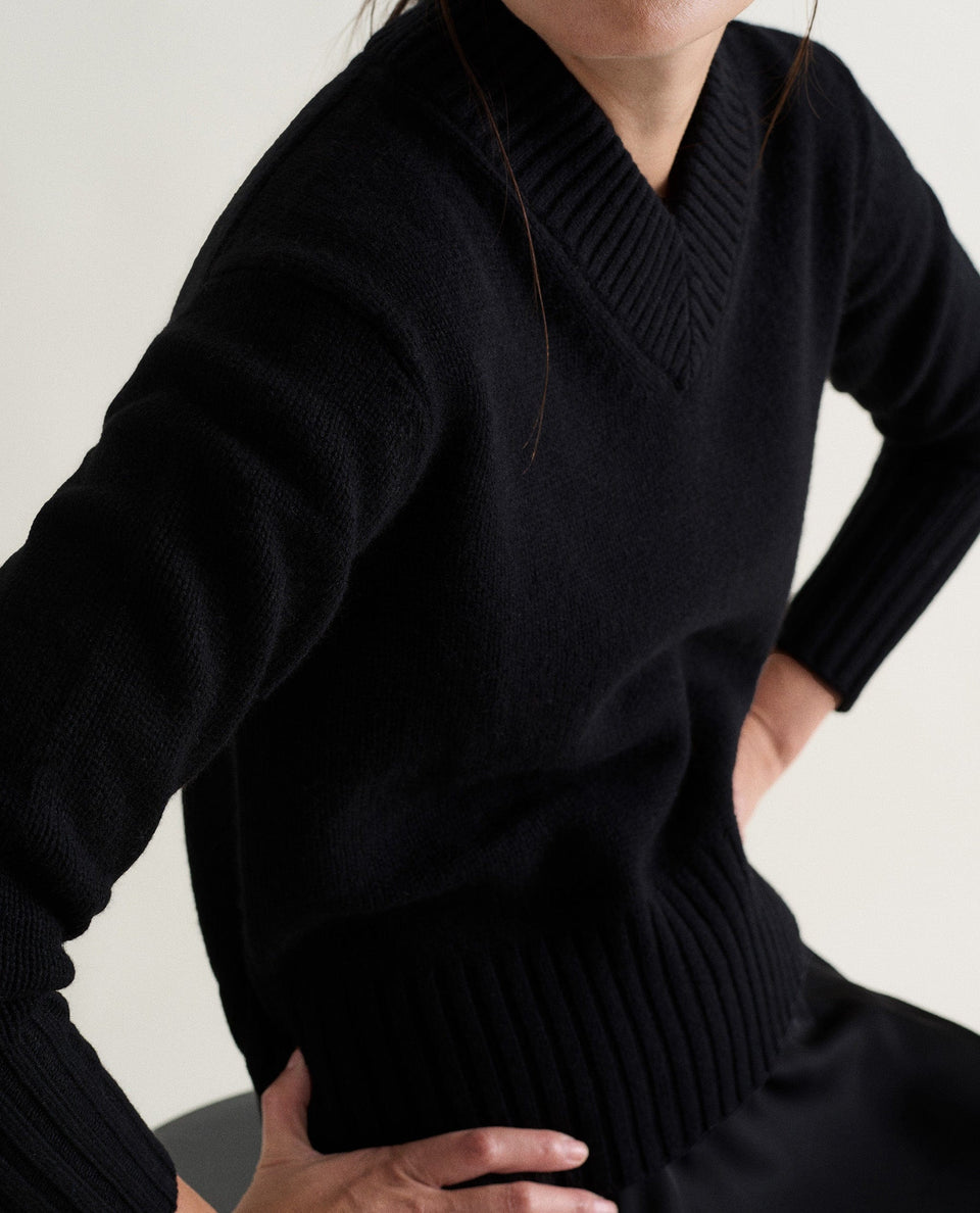 Women's Cashmere Merino V Neck Jumper - Black