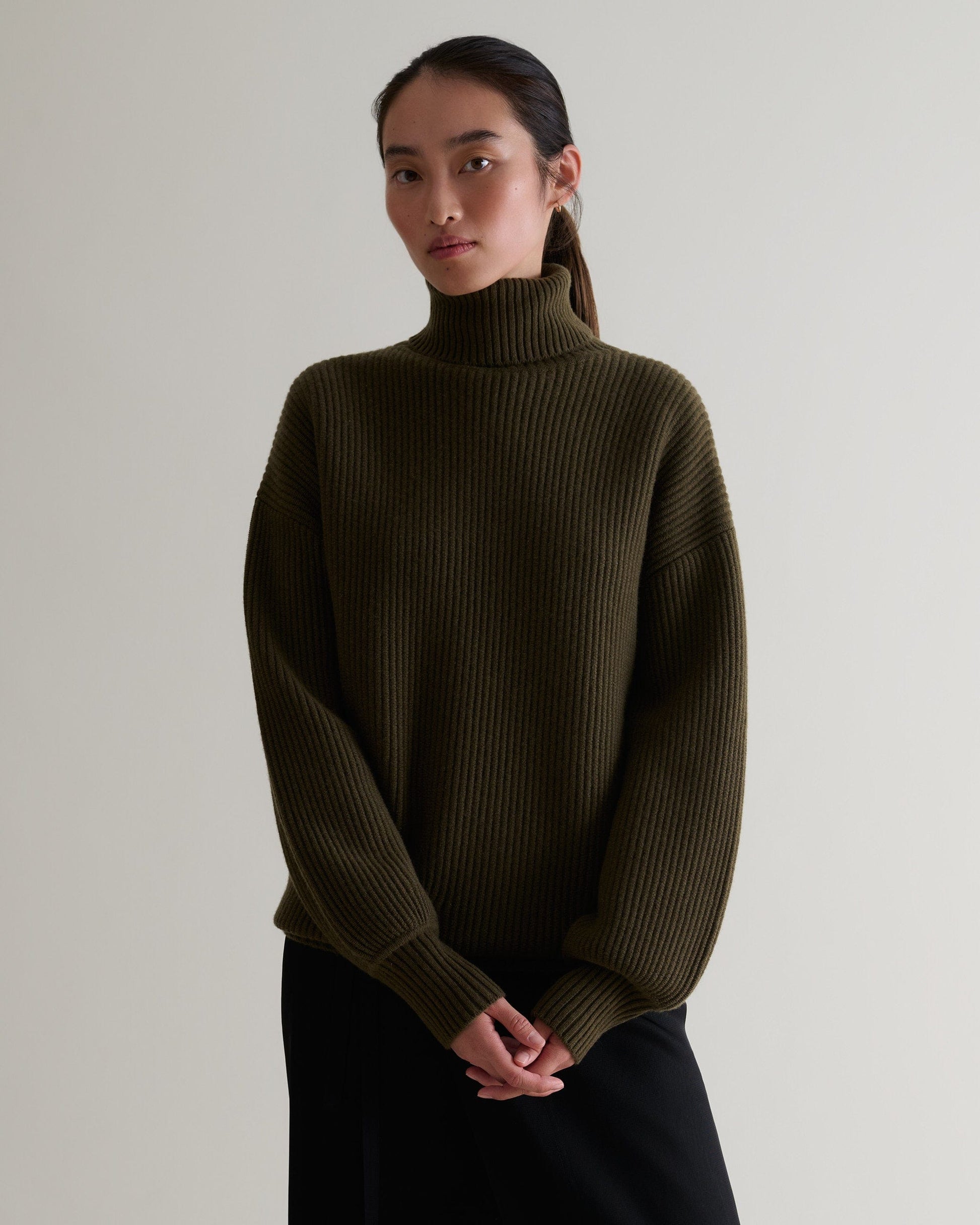 Women's Cashmere Merino Ottoman Ribbed Roll Neck Jumper - Military Green