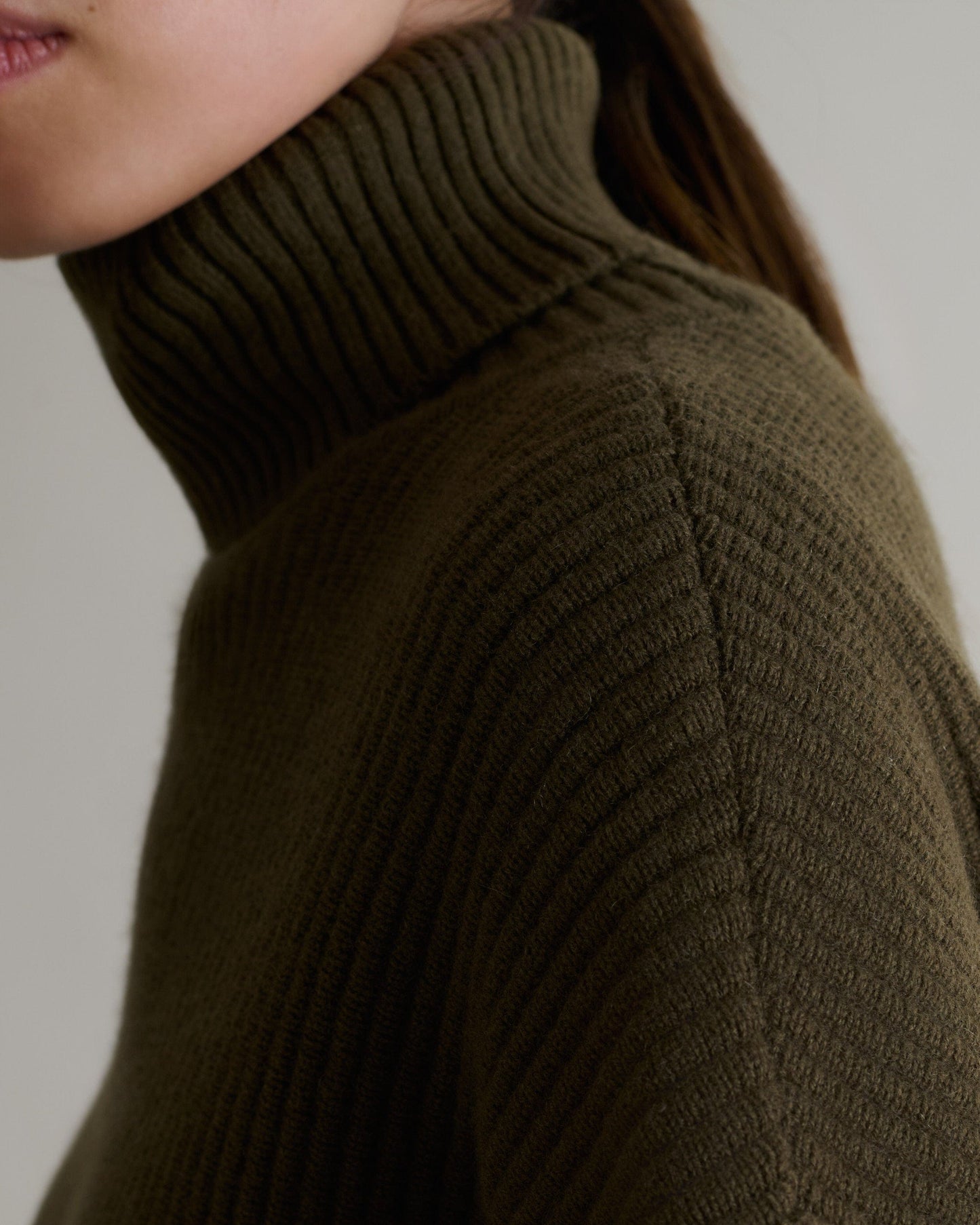 Women's Cashmere Merino Ottoman Ribbed Roll Neck Jumper - Military Green