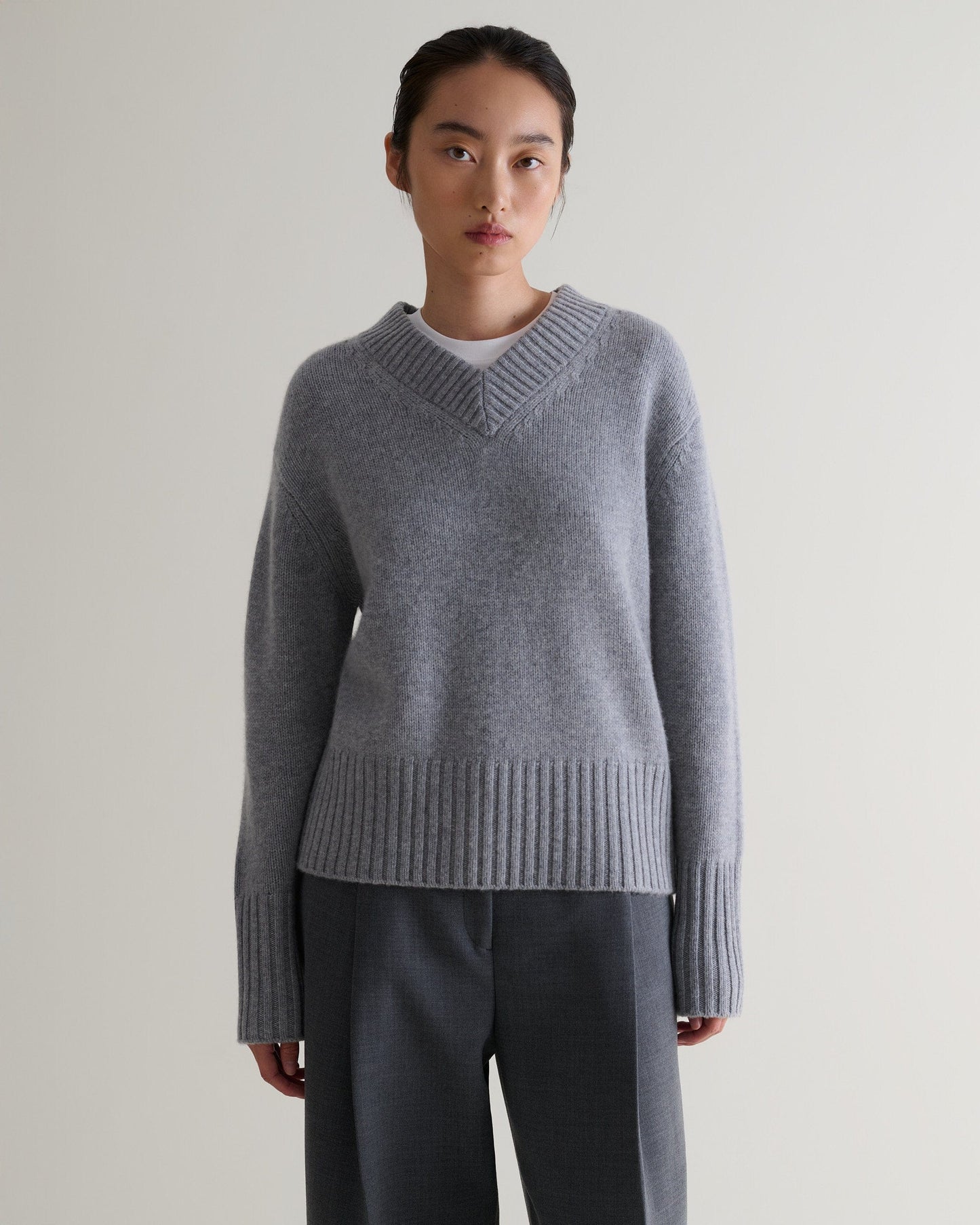 Women's Cashmere Merino V Neck Jumper - Medium Grey