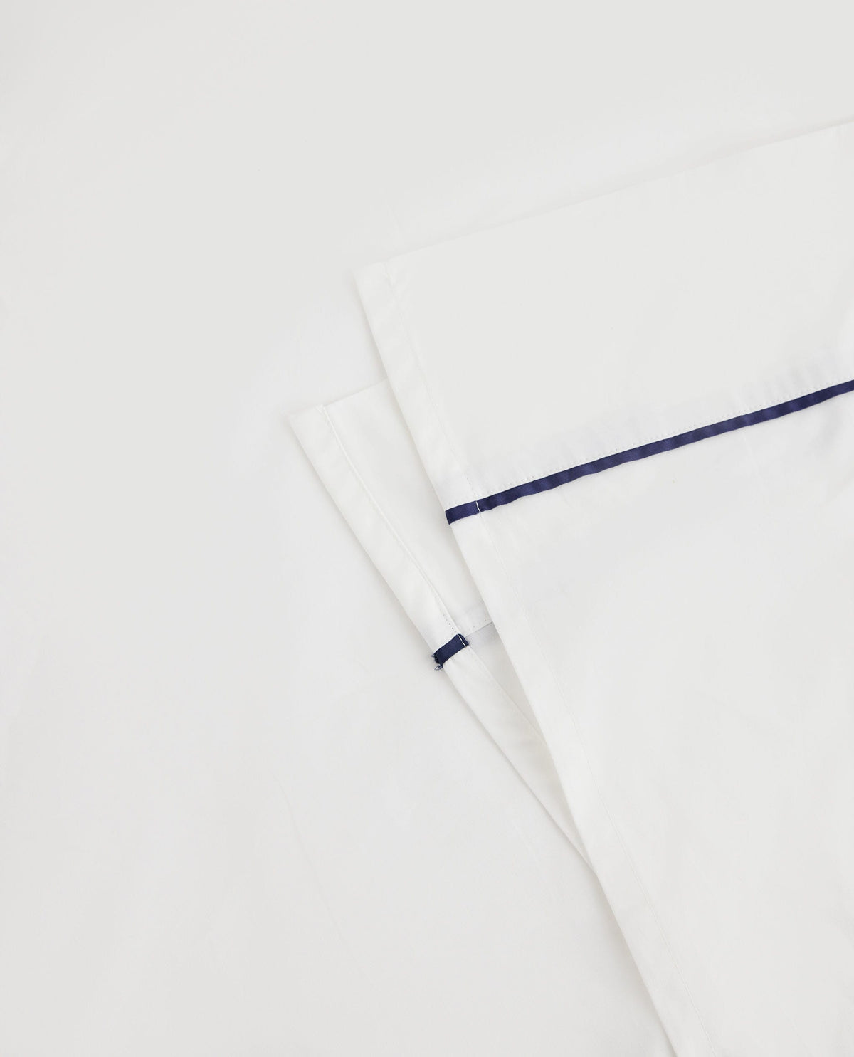 The Crisp & Cool Organic Luxury Flat Sheet - White Navy Piping