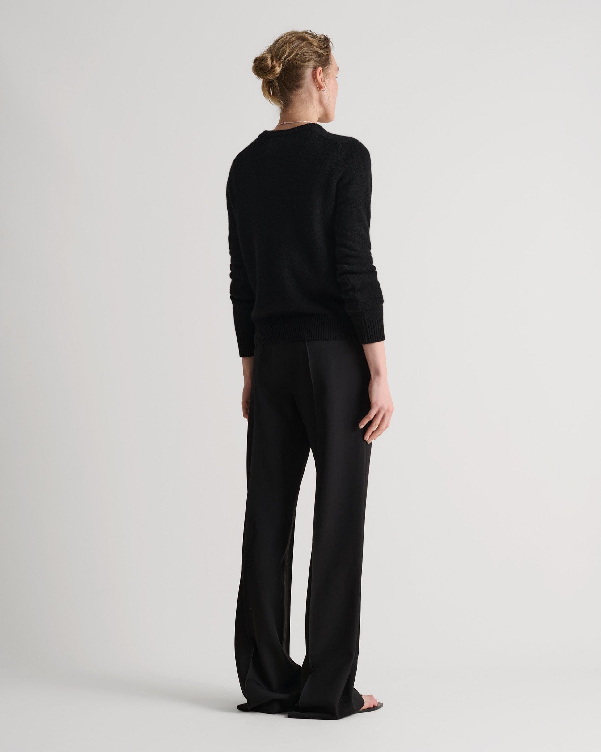 Women's Finest Cashmere Mid-Weight Crew Neck Jumper - Black