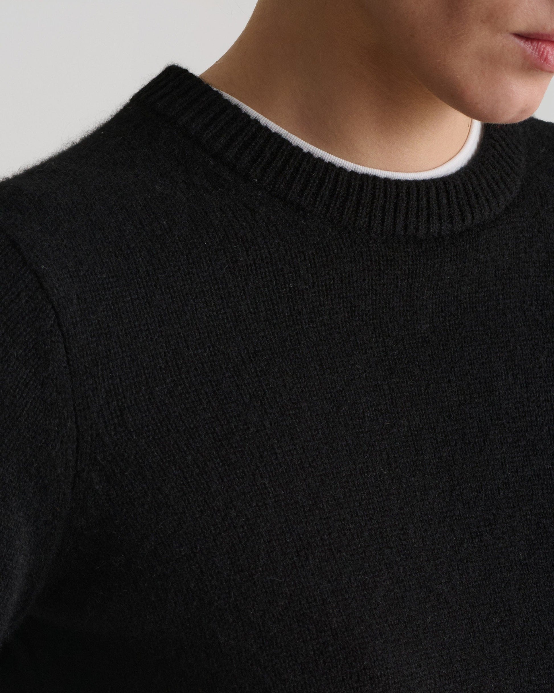 Women's Finest Cashmere Mid-Weight Crew Neck Jumper - Black