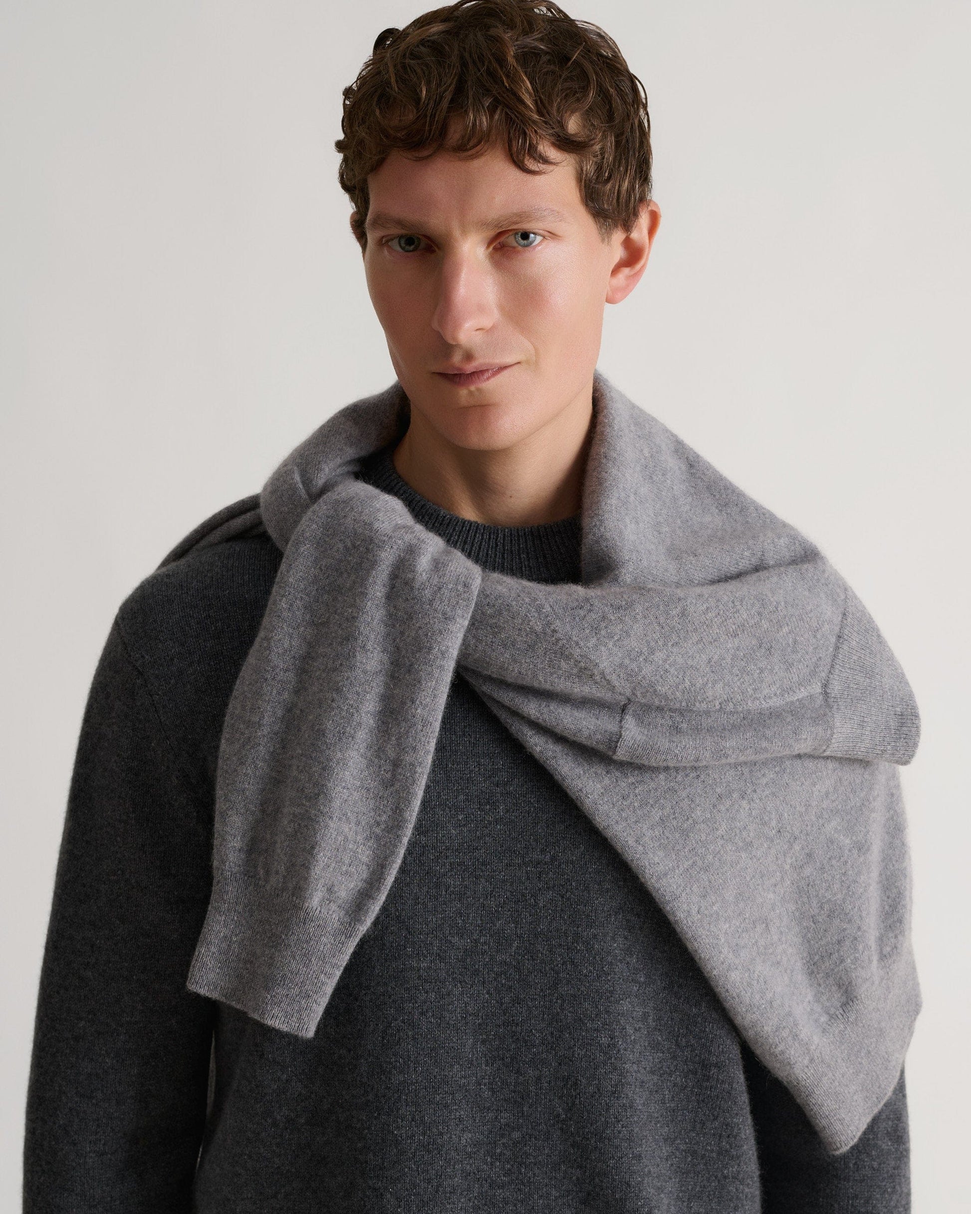 Men's Finest Cashmere Mid-Weight Crew Neck Jumper - Graphite