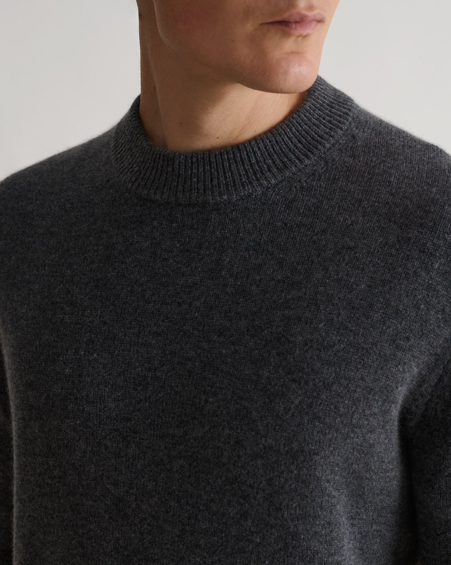Men's Finest Cashmere Mid-Weight Crew Neck Jumper - Graphite