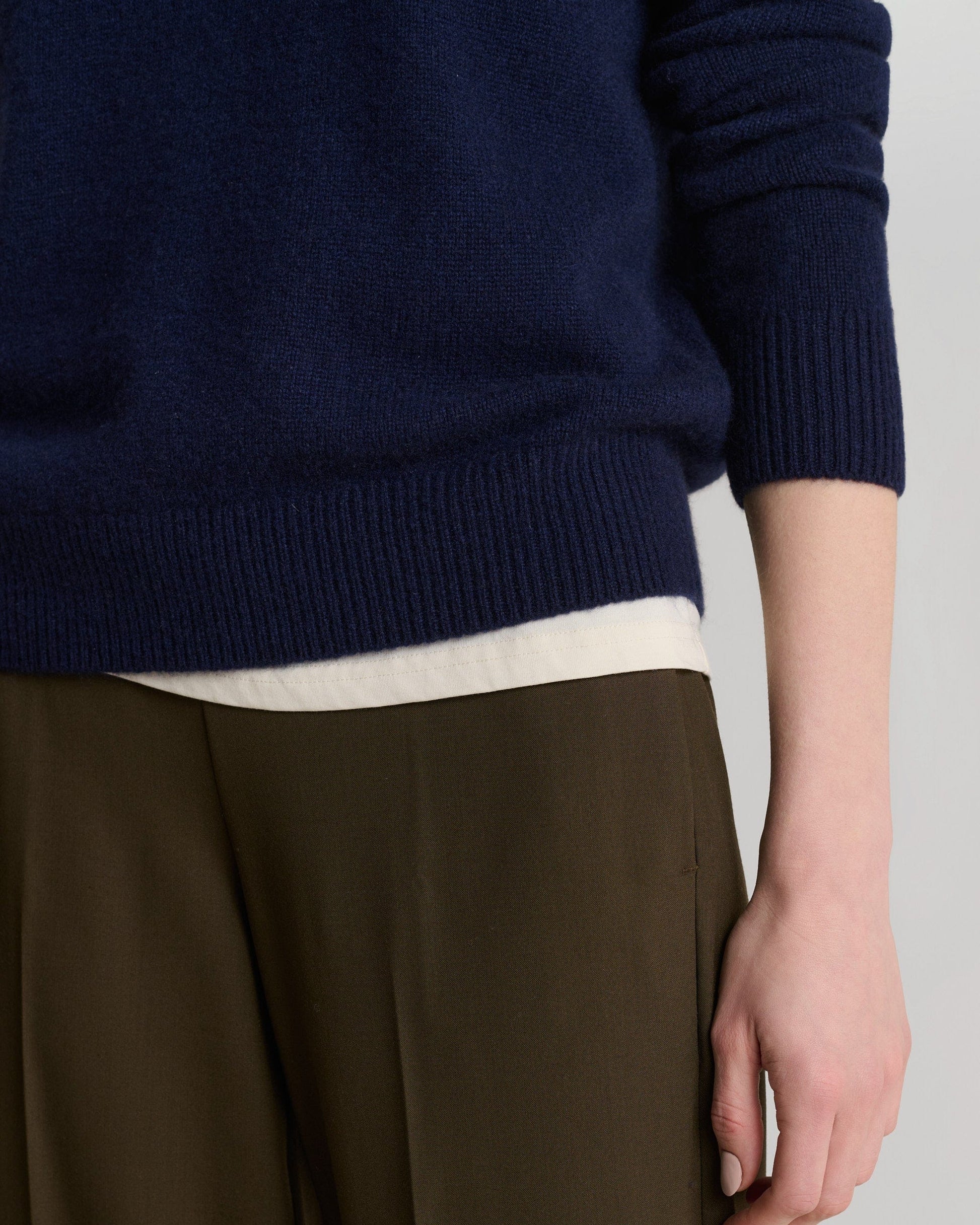 Women's Finest Cashmere Mid-Weight Crew Neck Jumper - Navy