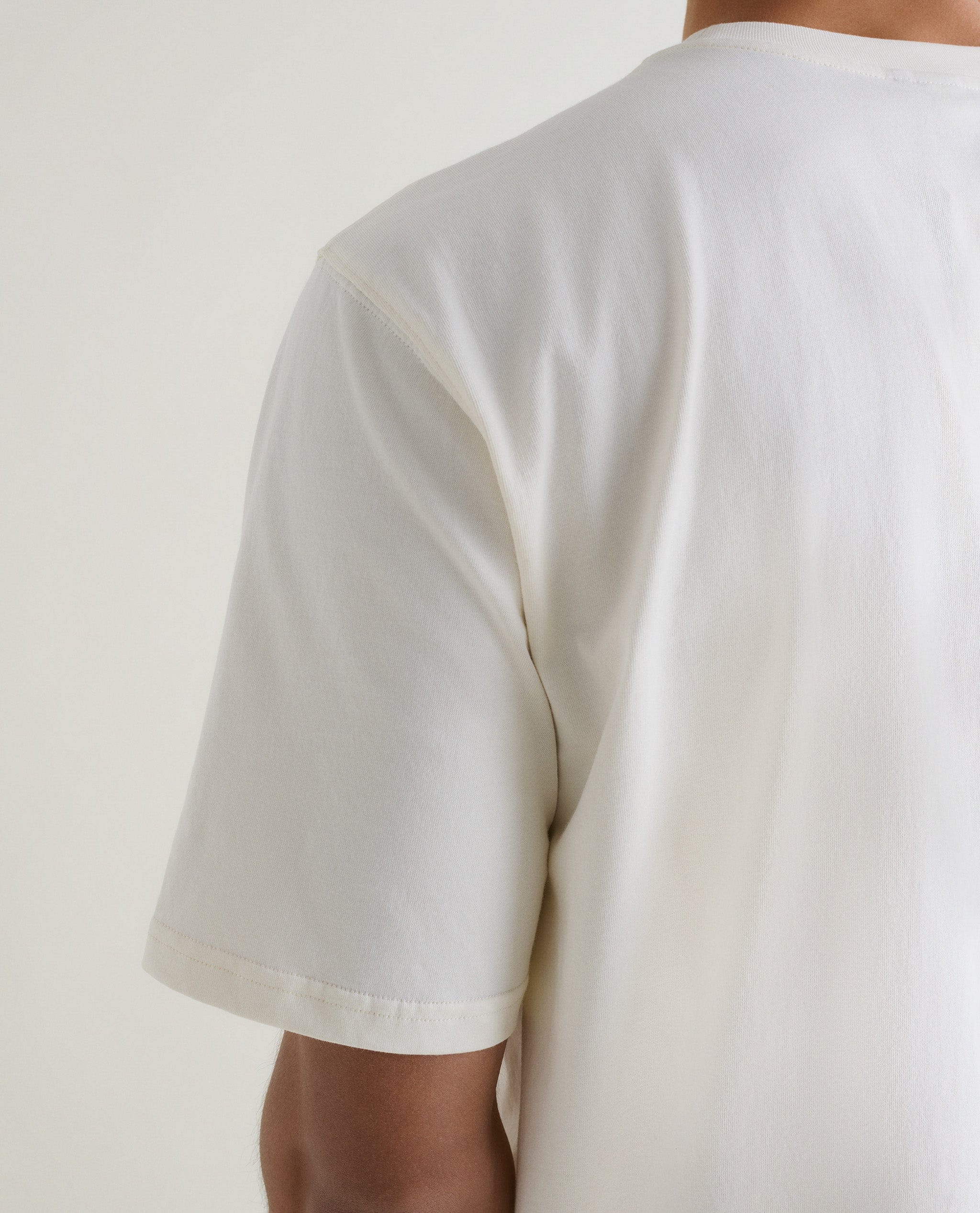 Ribbed crew neckline