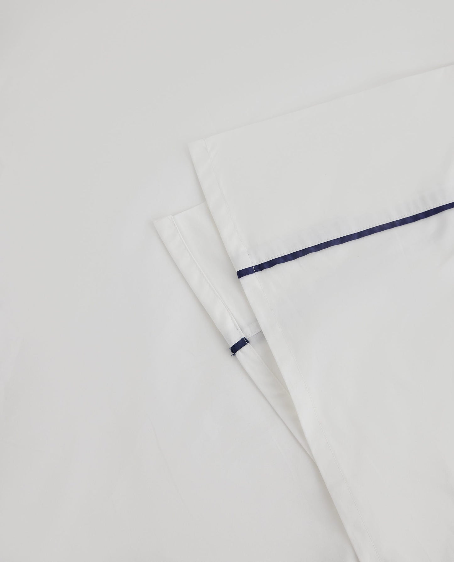 The Crisp & Cool Organic Luxury Flat Sheet - White Navy Piping