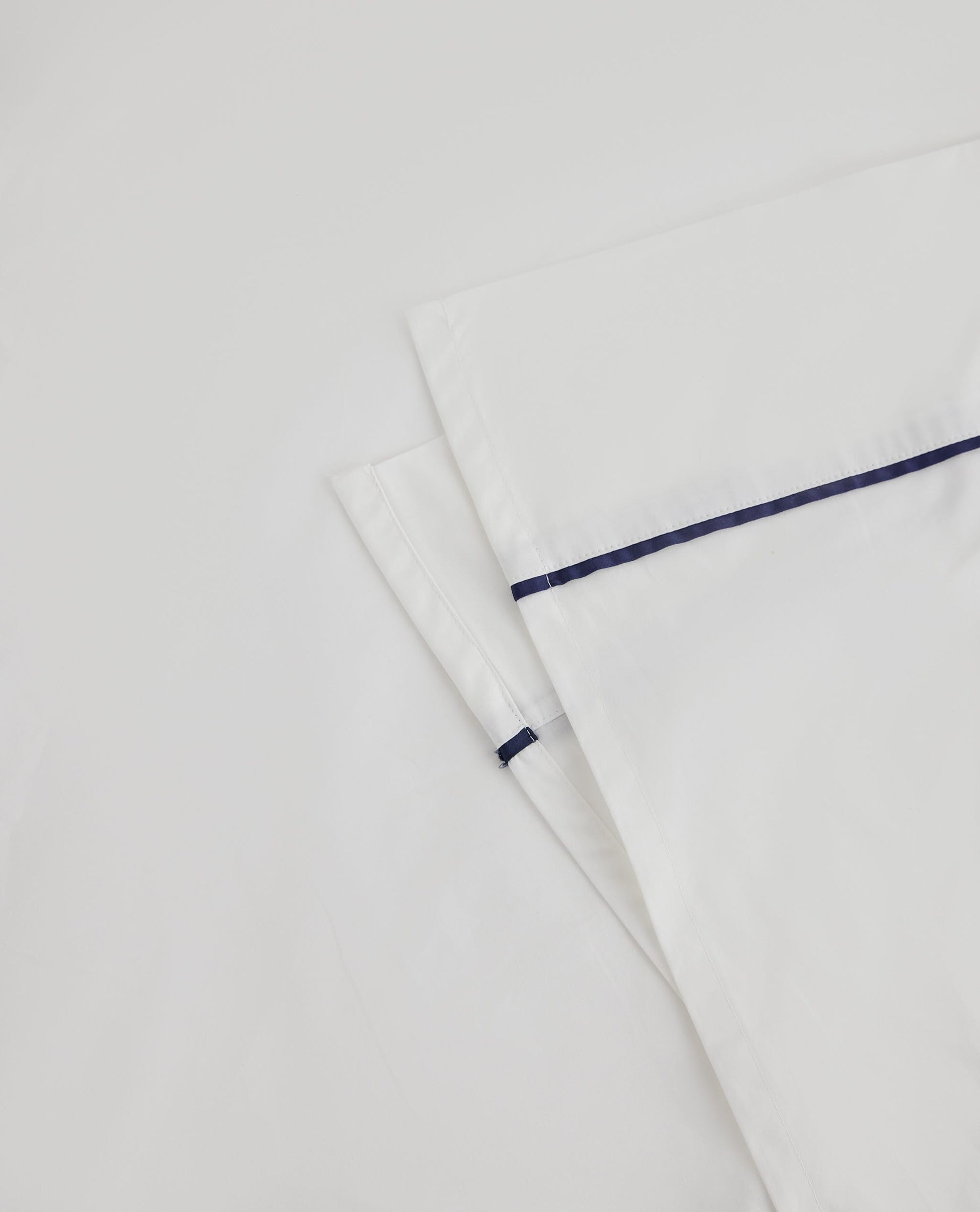 The Crisp & Cool Organic Luxury Flat Sheet - White Navy Piping