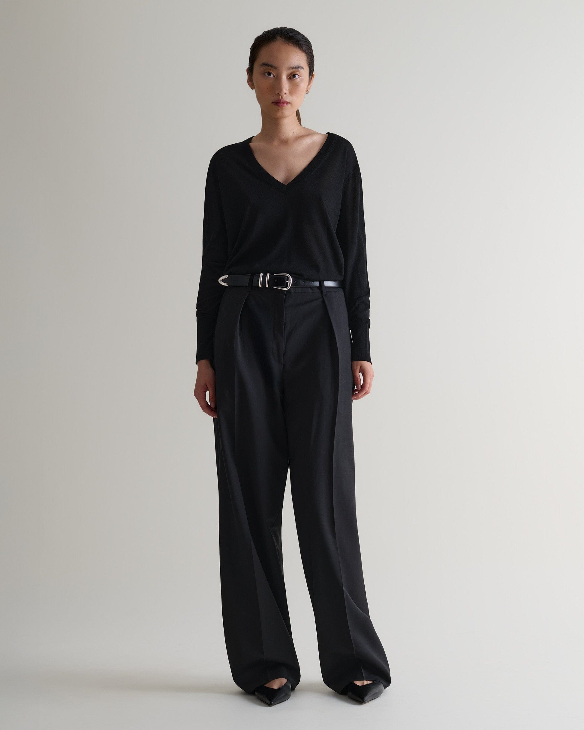 Women's Superfine Merino V Neck Jumper - Black