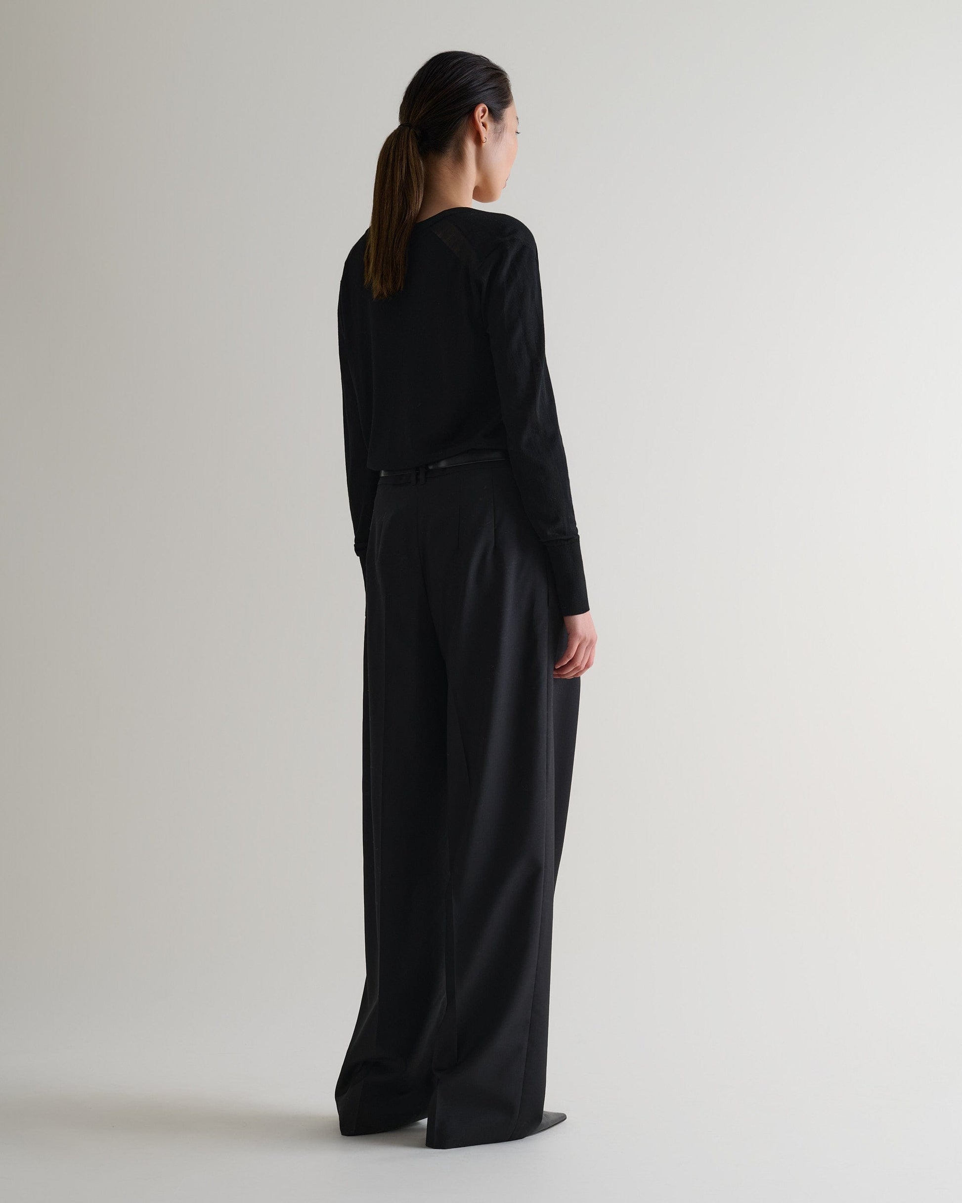 Women's Superfine Merino V Neck Jumper - Black