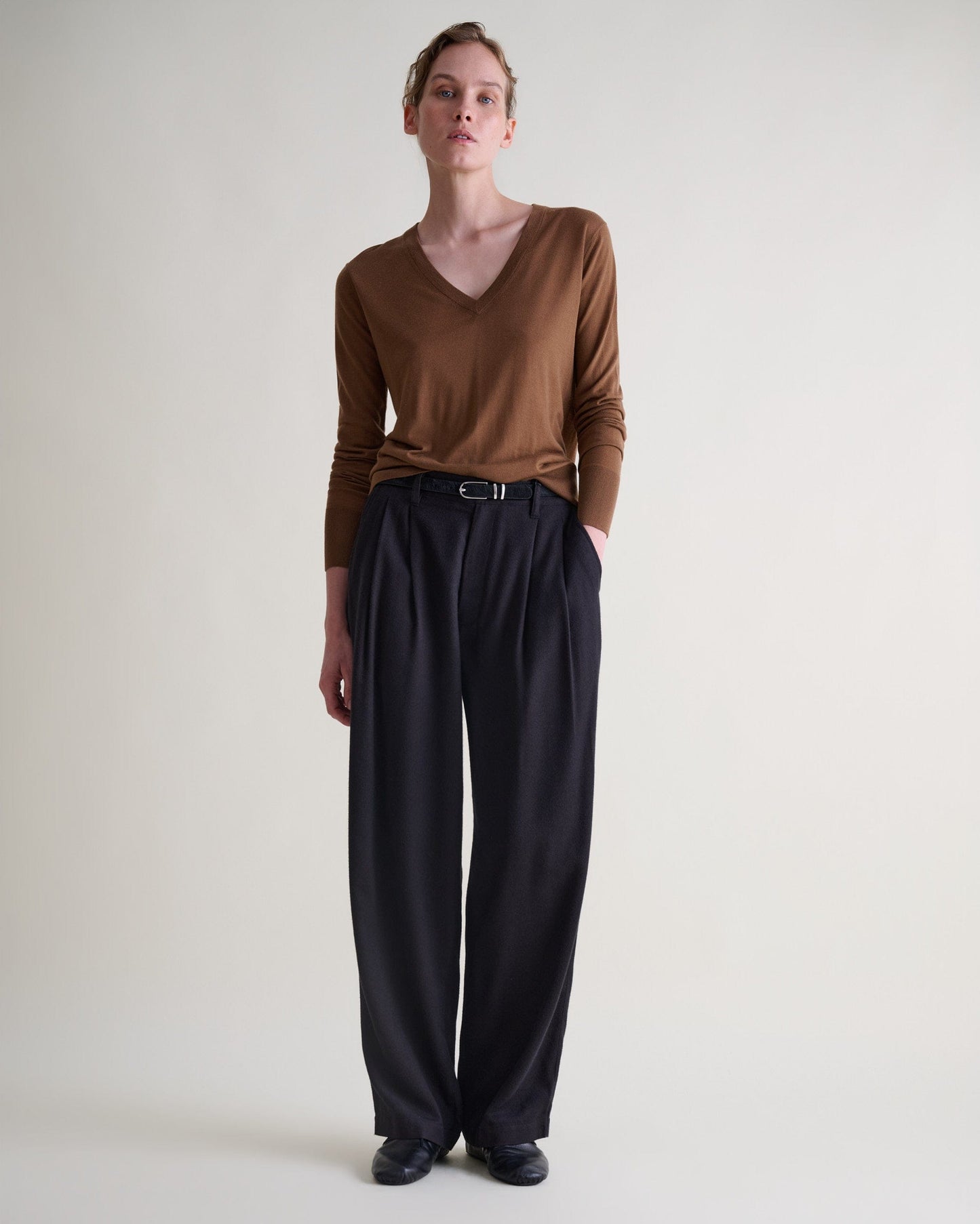 Women's Superfine Merino V Neck Jumper - Deep Camel