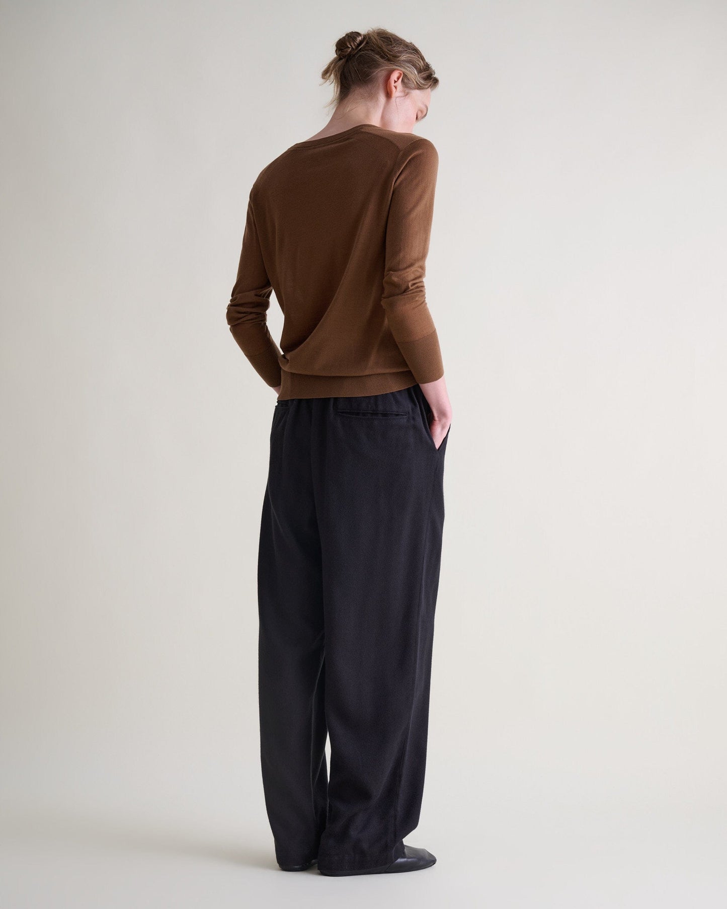 Women's Superfine Merino V Neck Jumper - Deep Camel