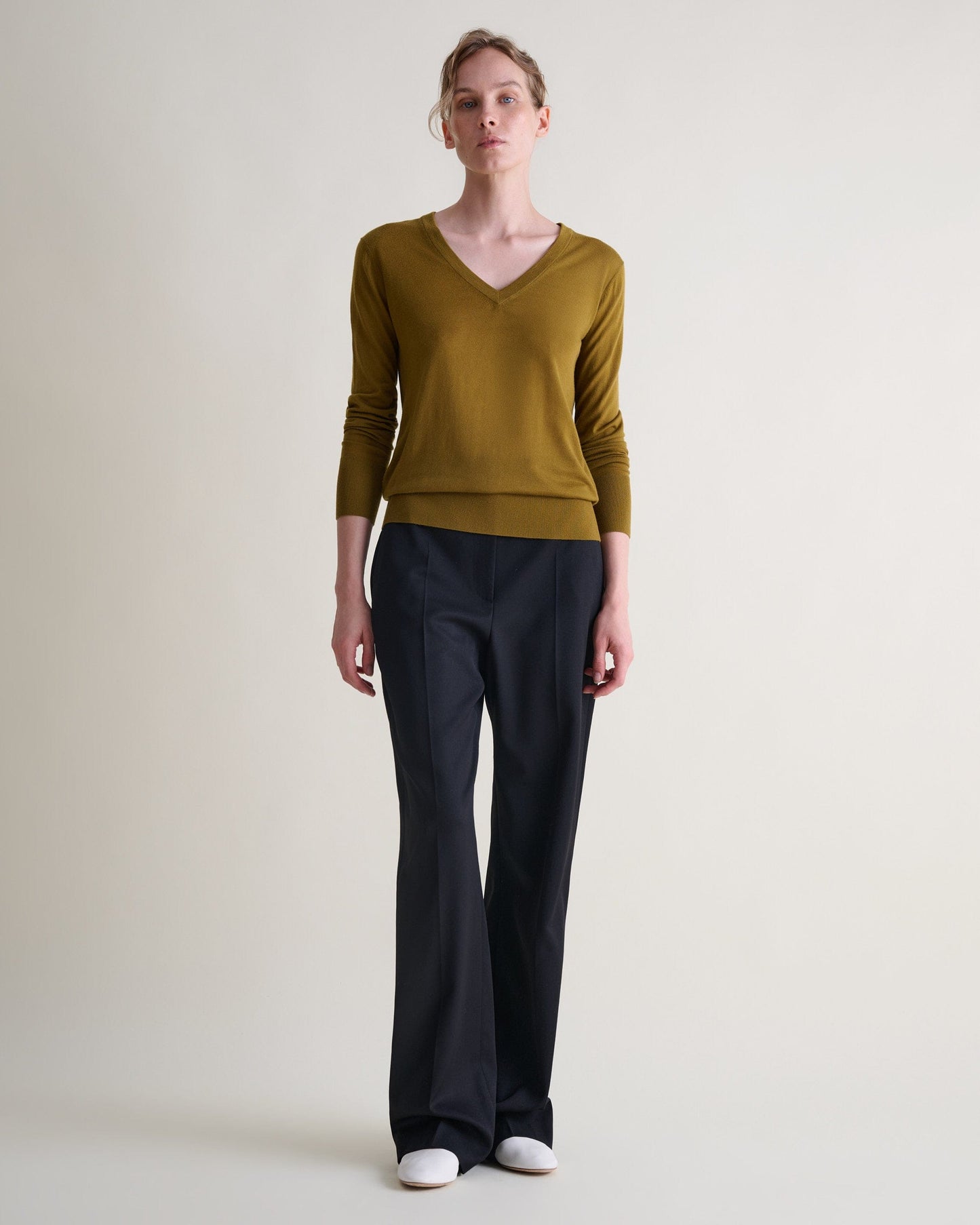 Women's Superfine Merino V Neck Jumper - Golden Olive