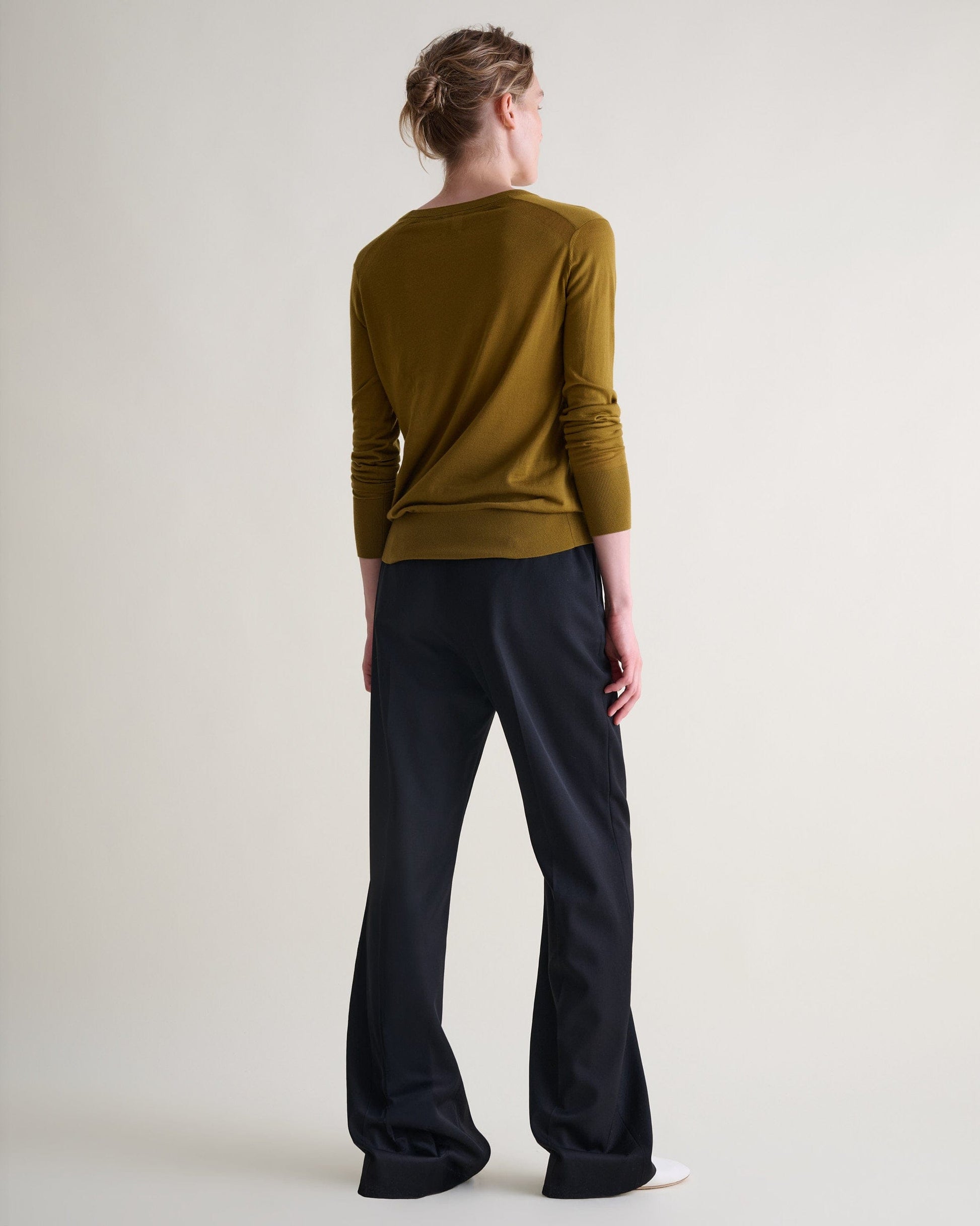 Women's Superfine Merino V Neck Jumper - Golden Olive