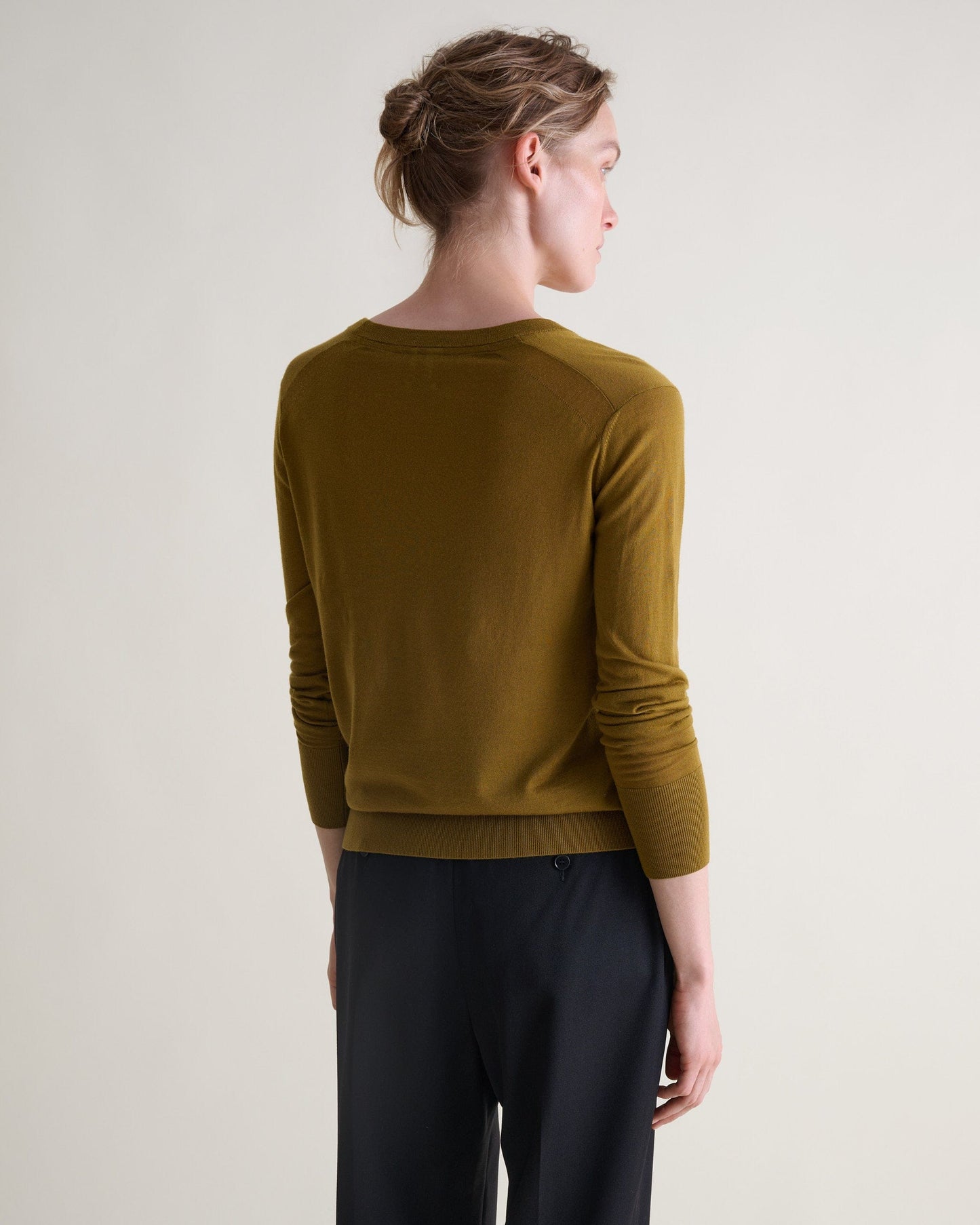Women's Superfine Merino V Neck Jumper - Golden Olive