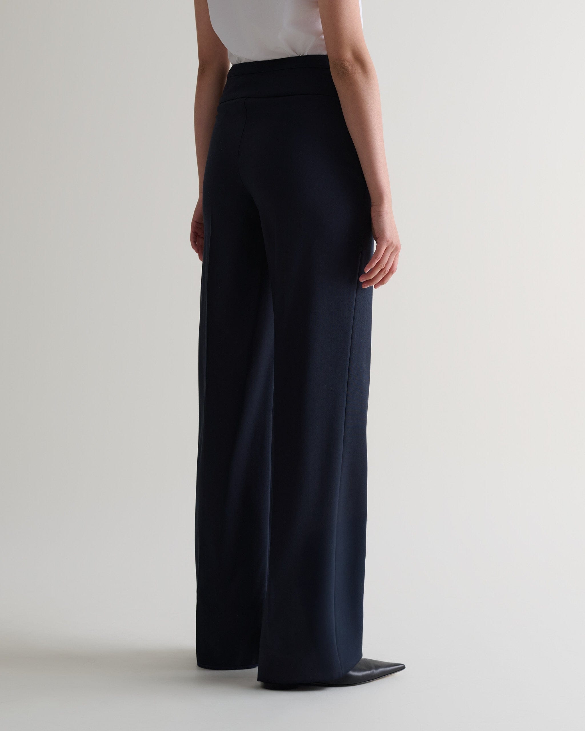 Flattering straight-leg design