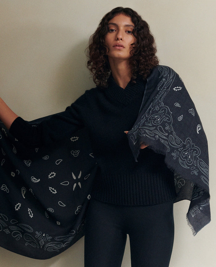 Lightweight cashmere scarf with bandana print