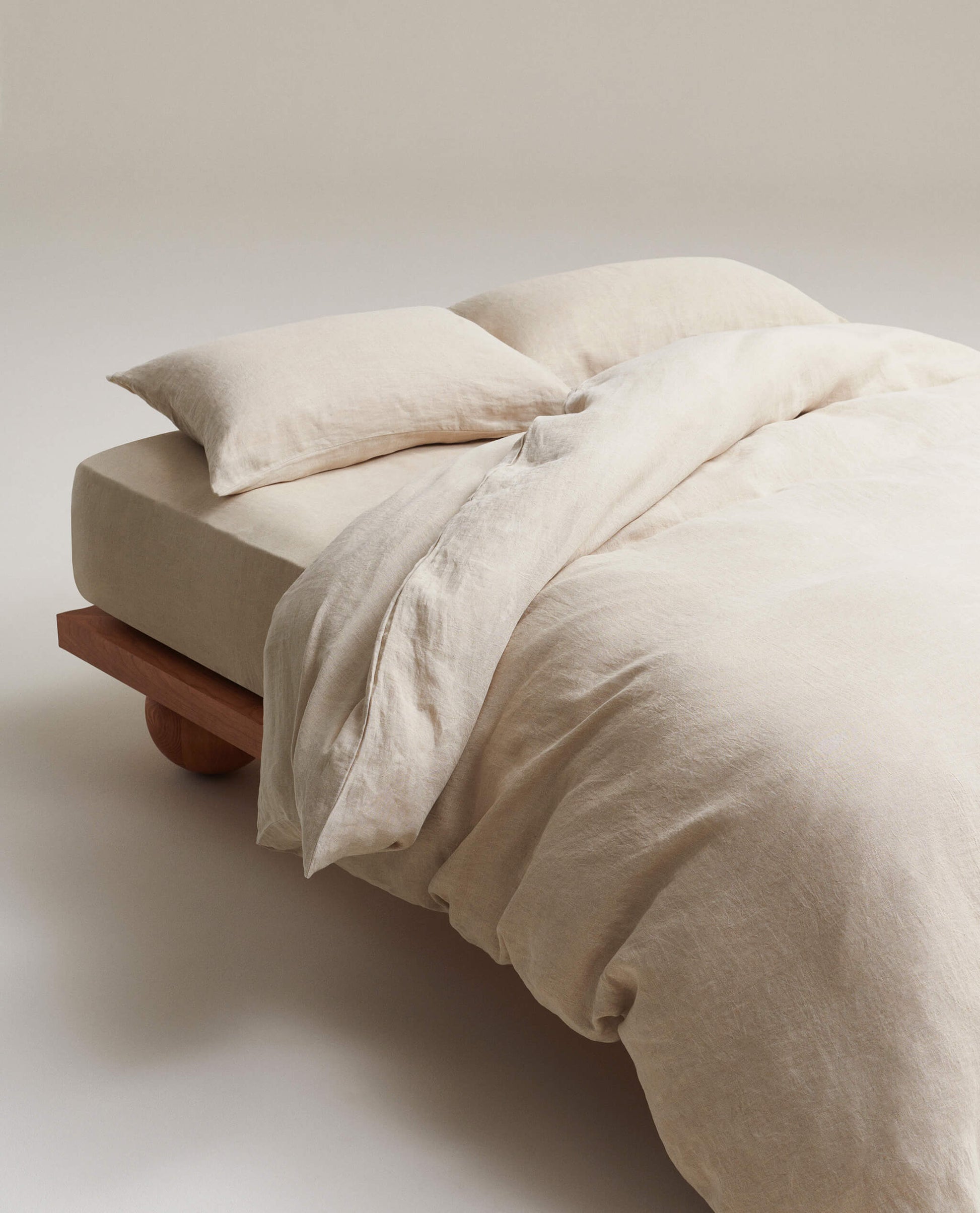 image 3 of 6 showing bed with Rise & Fall's Relaxed & Refined linen duvet set, fabric: European flax, colour: natural