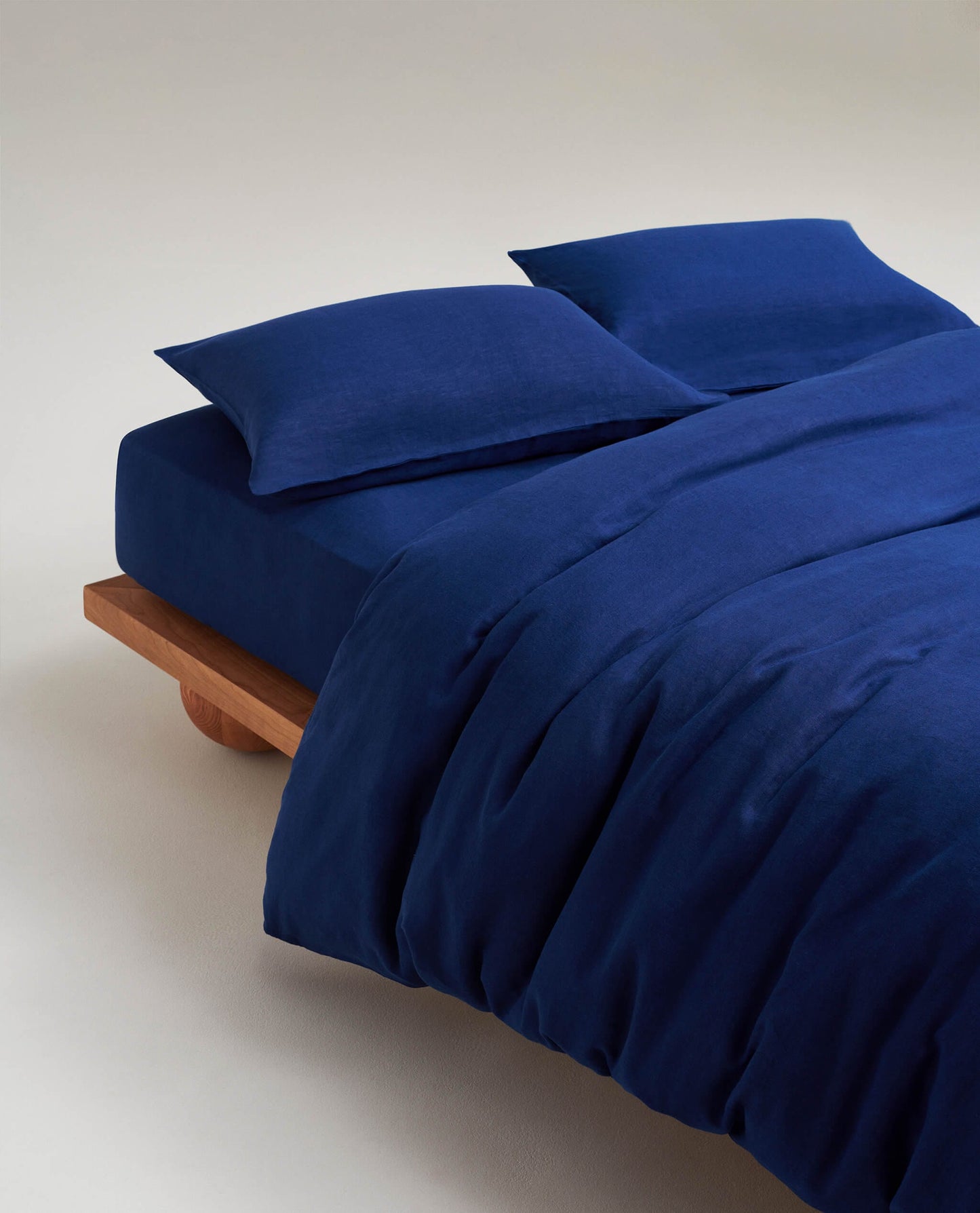 image 5 of 6 showing bed with Rise & Fall's Relaxed & Refined linen duvet set, fabric: European flax, colour: indigo